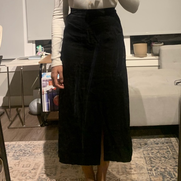 Black midi skirt w/ slit + pockets - Picture 2 of 2
